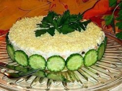 Салат «Печень трески под шубой» с черносливом