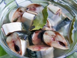 Быстрая скумбрия пряного посола по-домашнему