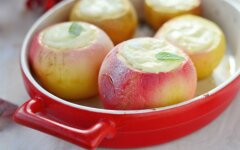 Запеченные яблоки с зернистым творогом