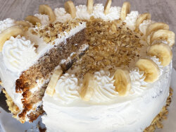 Банановый торт со сгущенкой, сливочным сыром и орехами