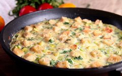 Яичница с кабачками и сухариками