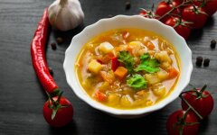 Харчо с рисом и картофелем на курином бульоне