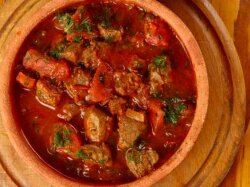 Свинина с помидорами и морковью в мультиварке