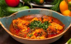 Чахохбили из курицы с помидорами и грецкими орехами