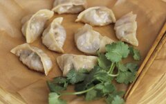 Китайские пельмени с трепангами и креветками