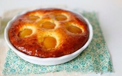 Творожный пирог с персиками и джемом