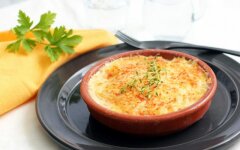 Жульен с курицей, грибами и топленым маслом в мультиварке