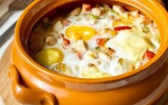 Запеченное филе с овощами под яйцами