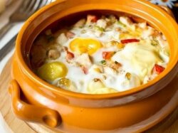 Запеченное филе с овощами под яйцами