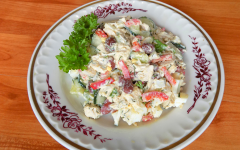 Салат из куриной грудки с красной фасолью и овощами