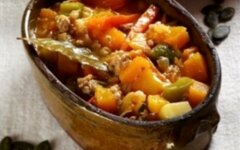 Свинина с огурцами, морковью и цуккини