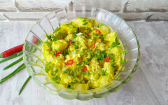 Датский картофельный салат с маринованными огурцами и соусом Ремулад
