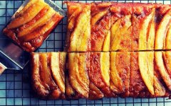Банановый пирог под карамелью