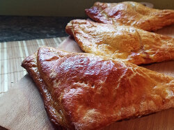 Пирожки из слоеного теста с мясным фаршем