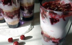 Трайфл из бисквита, йогурта и вишни