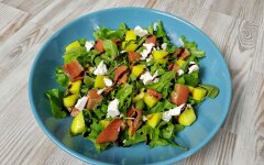 Салат с рукколой, манго и семгой под бальзамическим кремом