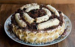Торт из пряников и бананов со сметаной без выпечки рецепт с фото