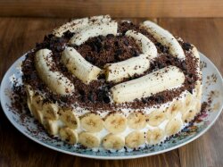 Торт из пряников и бананов со сметанным кремом без выпечки