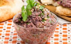 Грузинский паштет из красной фасоли с грецкими орехами
