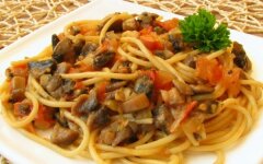 Спагетти с шампиньонами и мясным соусом