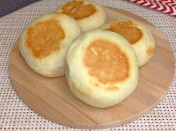 Булочки на молоке и воде из дрожжевого теста на сковороде