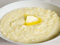 Сладкая кукурузная каша на молоке с маслом