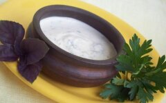 Горчично-сметанный соус с зеленью