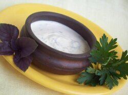 Горчично-сметанный соус с зеленью