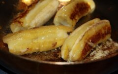 Бананы с сахаром на сливочном масле
