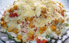 Салат «Сугроб» с куриной грудкой и сухариками