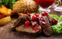 Маринованная говядина в клюквенном соусе