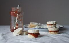 Ванильное печенье с клубничным джемом