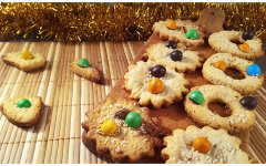 Новогоднее песочное печенье с кунжутом