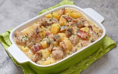 Картофель с курицей и грибами в чесночном соусе в мультиварке