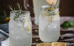 Лимонад с мятой и розмарином