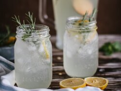 Лимонад с мятой и розмарином