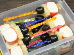 Вкусные канапе из крабовых палочек, ананаса и маслин