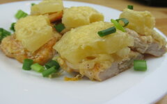 Куриное филе с консервированными ананасами с сыром
