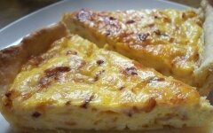 Сырный пирог с ветчиной, помидорами и зеленью