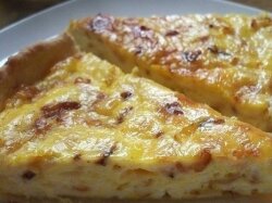 Сырный пирог с ветчиной, помидорами и зеленью