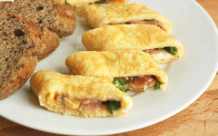 Рулет из омлета с рукколой и ветчиной