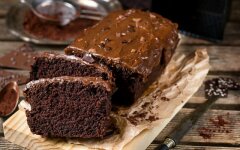 Рождественский шоколадный кекс с изюмом и орехами
