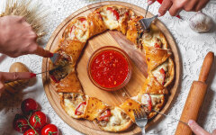 Мясной пирог из дрожжевого теста с сыром моцарелла