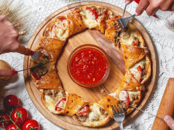 Мясной пирог из дрожжевого теста с сыром моцарелла