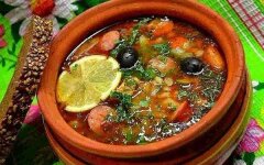 Солянка с охотничьими колбасками и каперсами