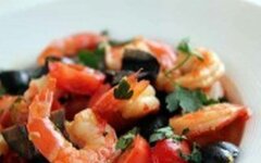 Теплый салат с креветками, помидорами черри и маслинами