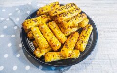 Творожные палочки с сыром и кунжутом