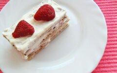 Медовое пирожное с клубникой и сливками