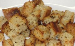 Белые сухарики с чесноком и перцем
