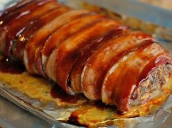 Фаршированный рулет в соусе барбекю с беконом